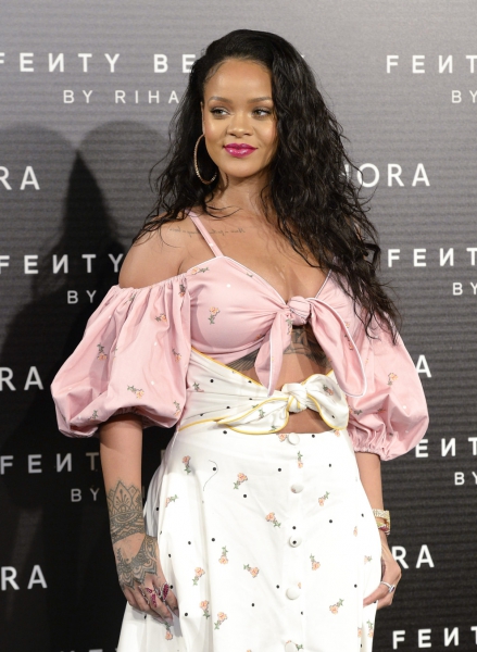 Певица Rihanna пришла в платье украинского дизайнера на презентацию собственной косметики (фото)