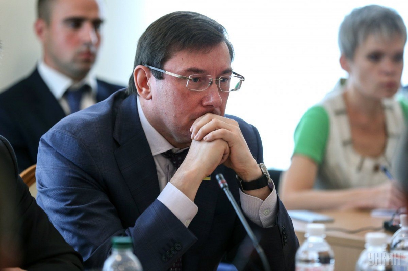 На допросы в Генпрокуратуру ходят три действующих министра - Луценко
