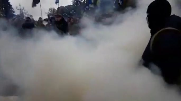 Протестующие возле Верховной Рады зажигали файеры и дымовые шашки (видео)
