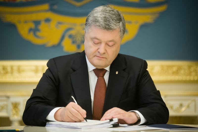 Президент подписал закон о создании необходимых условий для мирного урегулирования ситуации в ОРДЛО