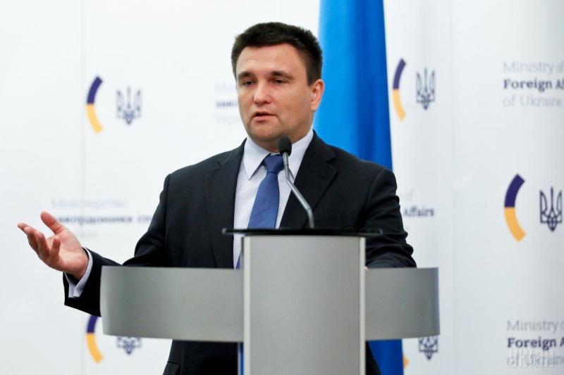 Климкин спросит у главы МИД Венгрии о выдаче венгерских паспортов гражданам Украины