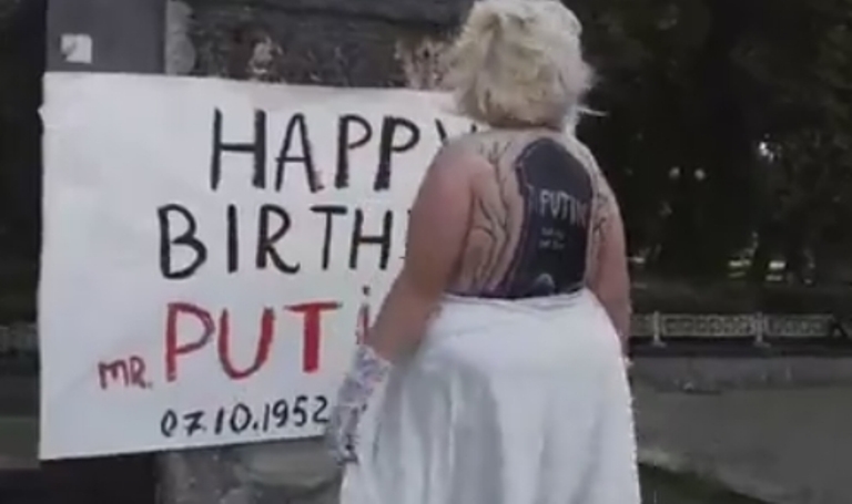 Обнаженная Femen в Киеве "поздравила" Путина с днем рождения