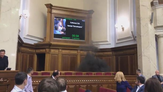 Внефракционный нардеп Левченко заявил, что это он бросил дымовую шашку в зал ВР