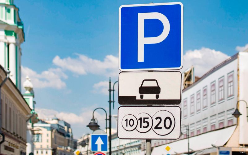 
            «Для Москвы хорошая цена». Что водители думают про парковку за 450 рублей
        