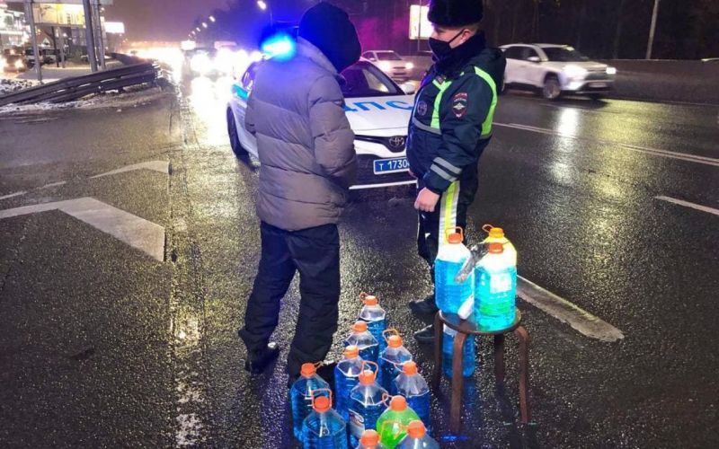 
            ГИБДД начала борьбу с продавцами «незамерзайки»
        