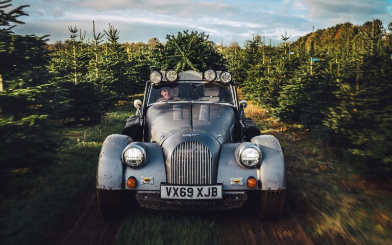 
            Видео: спорткар Morgan устроил грязевой заезд с елкой на крыше
        