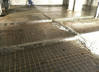 От чего зависит цена за м² армированной стяжки пола в 2025 году