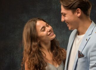 Парные статусы с парнем: лучшие цитаты из песен