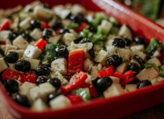 Салат из курицы и чернослива: рецепт