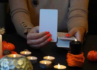 Вернется ли бывший: гадание на Таро