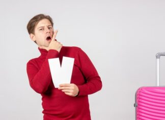 Пассажиры в самолете при взлете