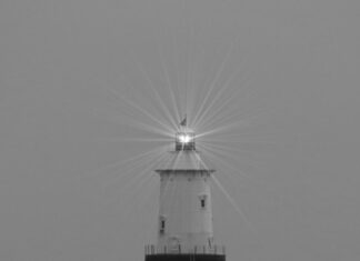 Символизм маяка на картине