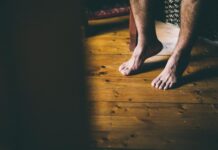 Чешется правая ступня у мужчины: народные приметы