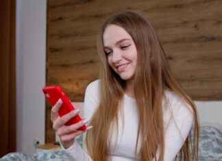 Мастерство флирта в переписке: советы для общения с девушкой