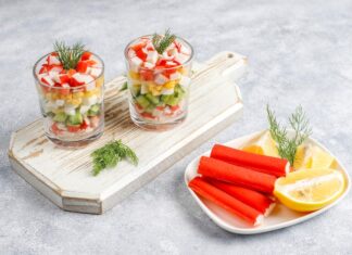 Салат из крабовых палочек, яйца и сыра